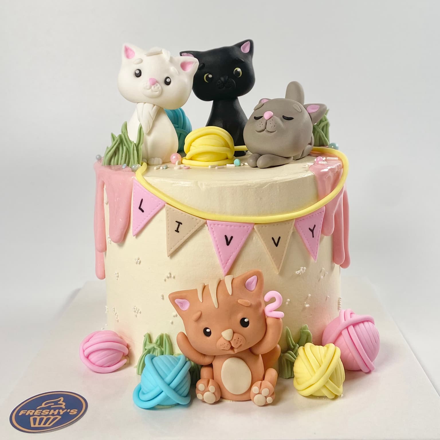 100% edible fondant sculpted kitten cake with cute balls of yarn